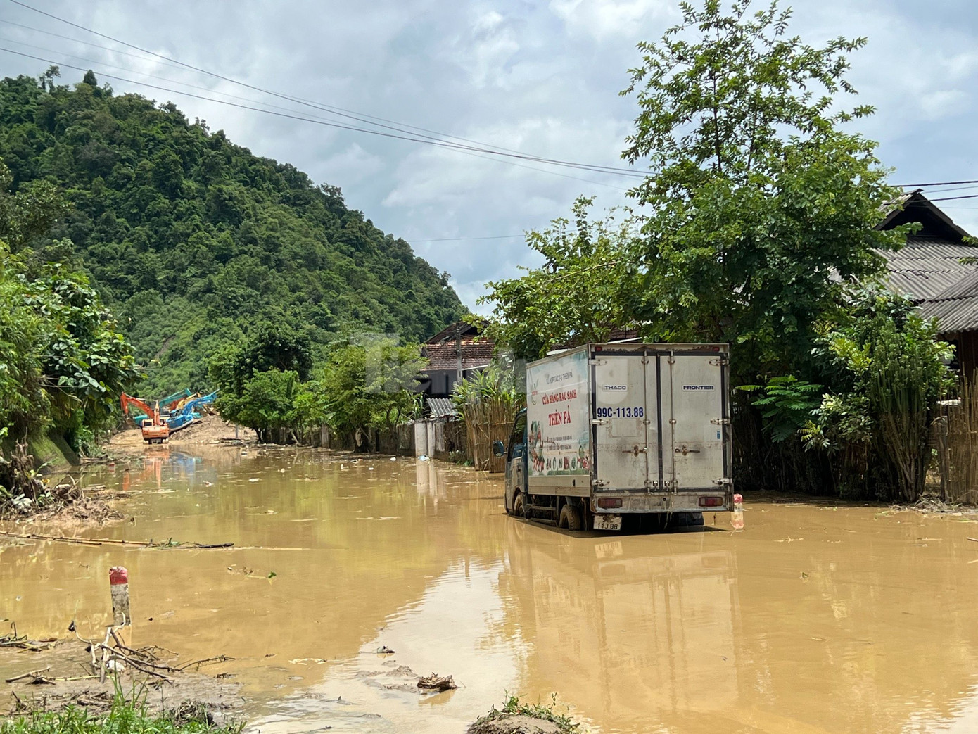 Tại hiện trường, các đơn vị chức năng huy động hơn chục máy xúc, máy ủi khẩn trương xúc bùn, đất trên Quốc lộ 12; tuy nhiên công tác khắc phục đang hết sức khó khăn, vì lượng đất đá rất lớn vẫn tiếp tục trượt từ trên núi xuống.