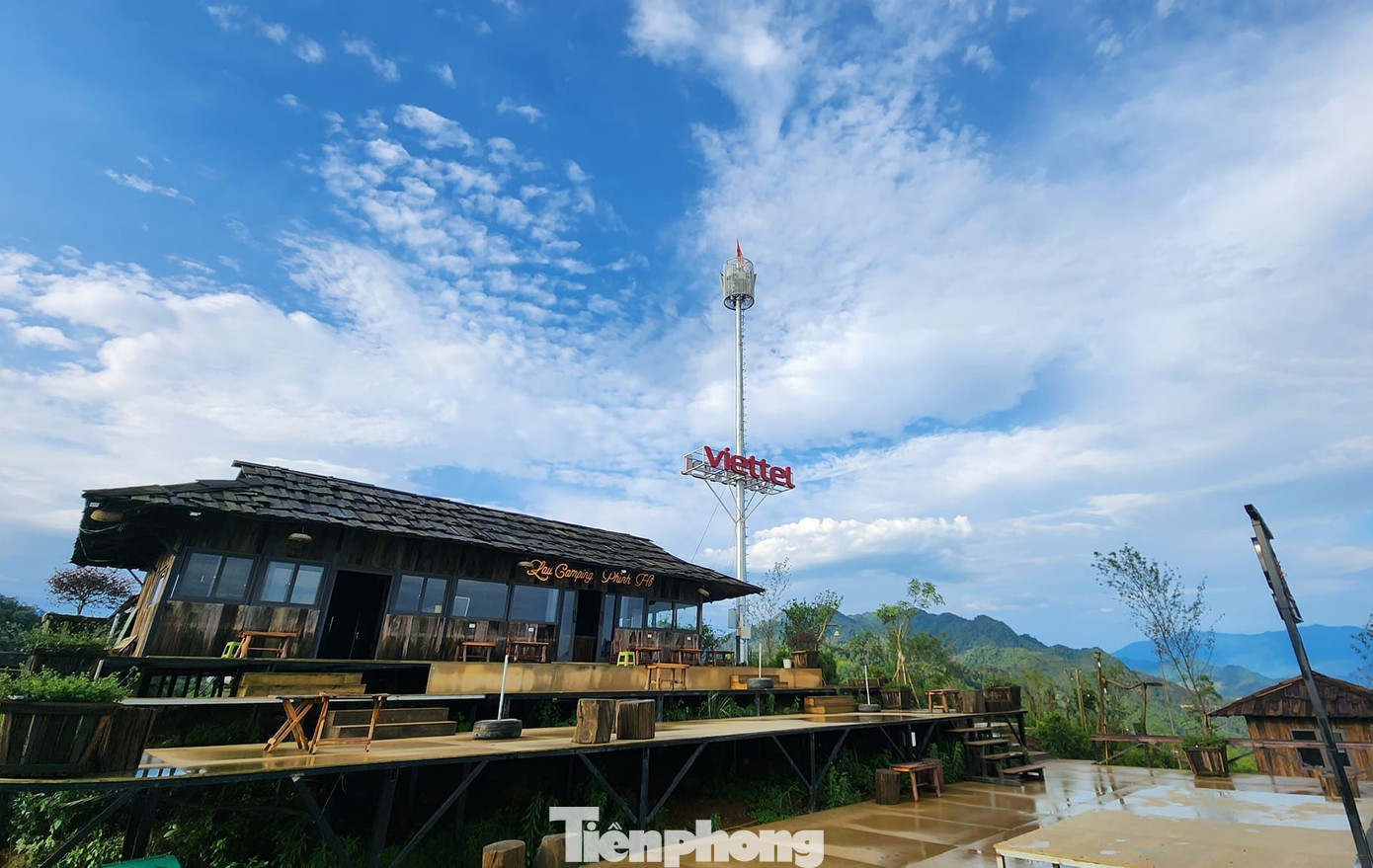 Đây là điểm checkin, săn mây được nhiều người yêu thích, thu hút lượng lớn du khách đến vui chơi, nghỉ dưỡng.