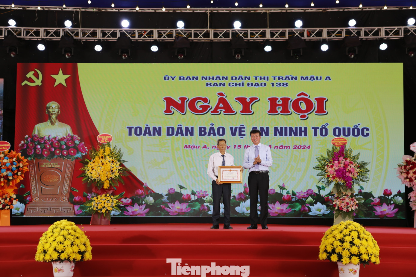 Chủ tịch UBND tỉnh Trần Huy Tuấn trao bằng khen của UBND tỉnh cho 1 cá nhân. Chủ tịch UBND tỉnh Trần Huy Tuấn trao bằng khen của UBND tỉnh cho 1 cá nhân.