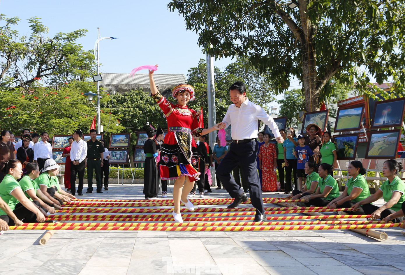 Các đại biểu tham gia một số trò chơi dân gian được tổ chức trong Ngày hội. Các đại biểu tham gia một số trò chơi dân gian được tổ chức trong Ngày hội.