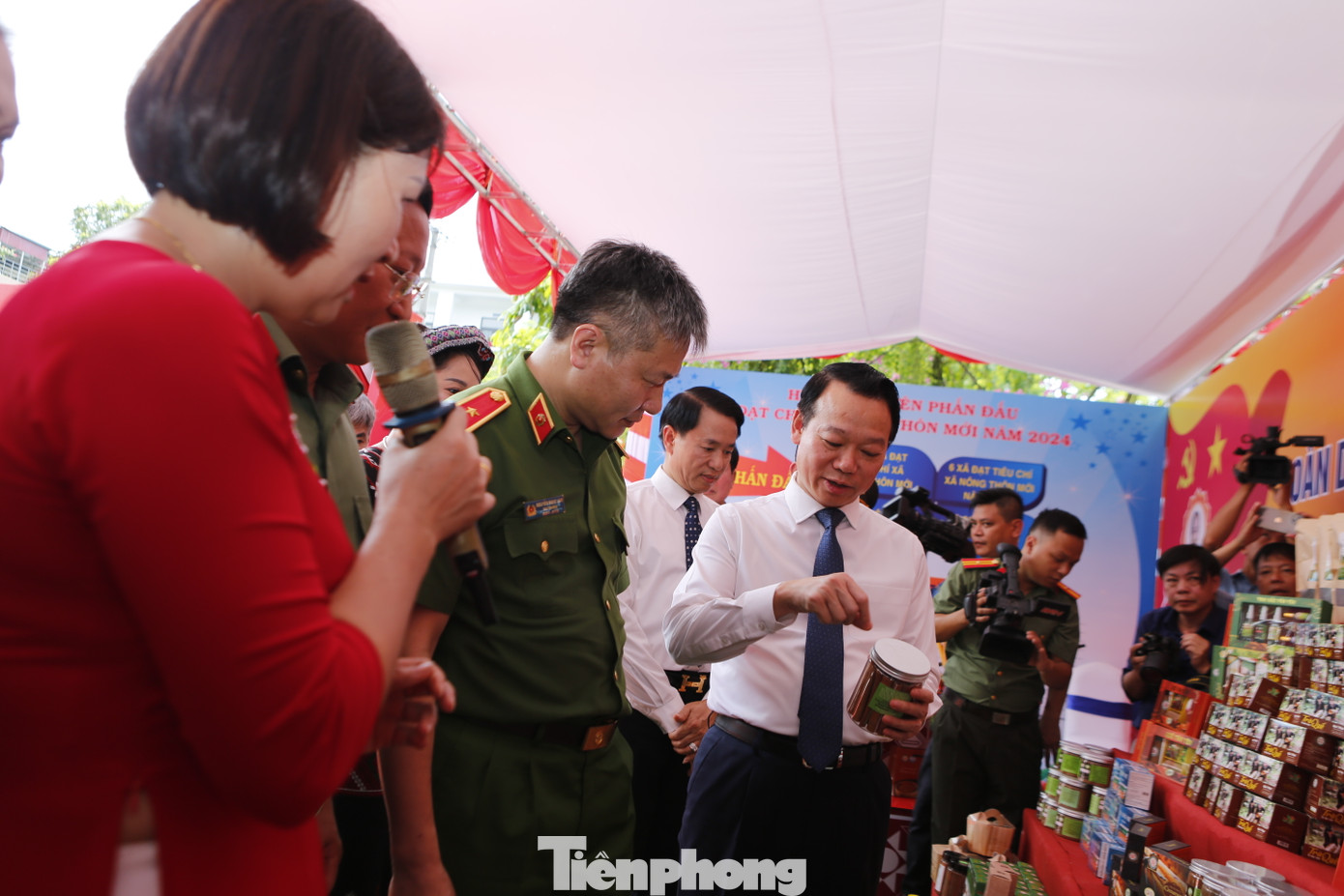 Các đại biểu tham quan gian hàng trưng bày các sản phẩm về quế tại huyện Văn Yên. Các đại biểu tham quan gian hàng trưng bày các sản phẩm về quế tại huyện Văn Yên.