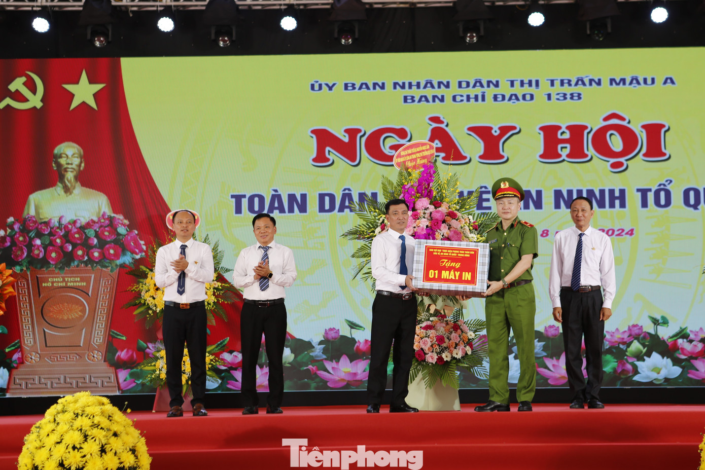 Thứ trưởng Bộ Công an Nguyễn Ngọc Lâm tặng hoa chúc mừng Ngày hội toàn dân bảo vệ an ninh tổ quốc tại Yên Bái. Thứ trưởng Bộ Công an Nguyễn Ngọc Lâm tặng hoa chúc mừng Ngày hội toàn dân bảo vệ an ninh tổ quốc tại Yên Bái.