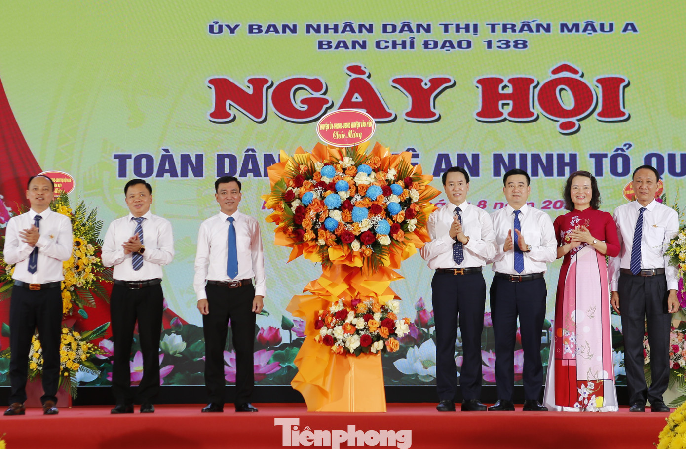 Lãnh đạo tỉnh Yên Bái, lãnh đạo huyện Văn Yên tặng hoa chúc mừng Ngày hội. Lãnh đạo tỉnh Yên Bái, lãnh đạo huyện Văn Yên tặng hoa chúc mừng Ngày hội.