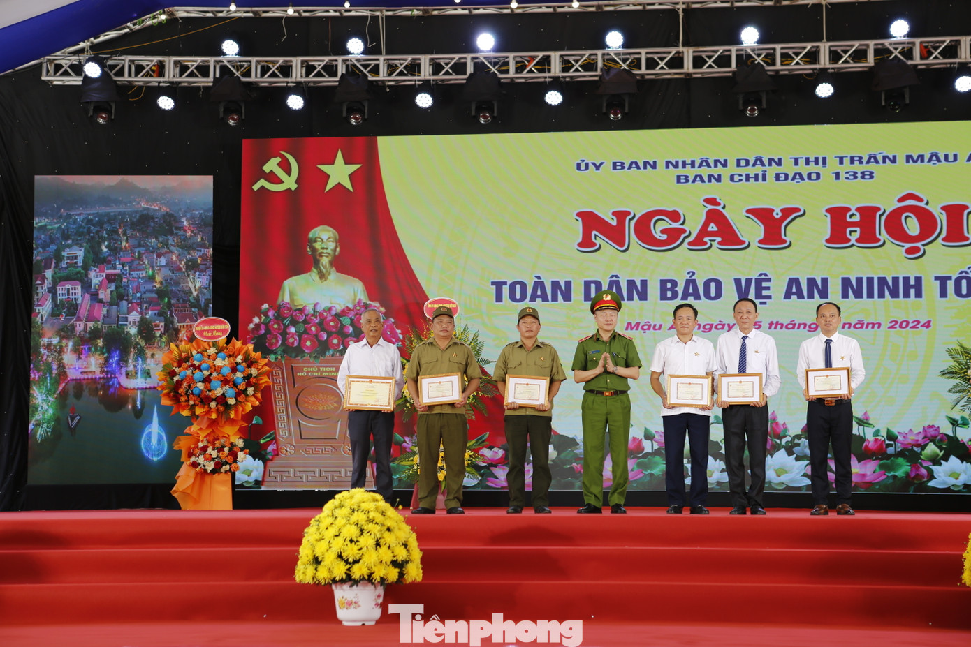 Thứ trưởng Bộ Công an đã trao Kỷ niệm chương cho 5 cá nhân, tặng bằng khen của Bộ trưởng Bộ Công an cho 1 tập thể và 1 cá nhân. Thứ trưởng Bộ Công an đã trao Kỷ niệm chương cho 5 cá nhân, tặng bằng khen của Bộ trưởng Bộ Công an cho 1 tập thể và 1 cá nhân.