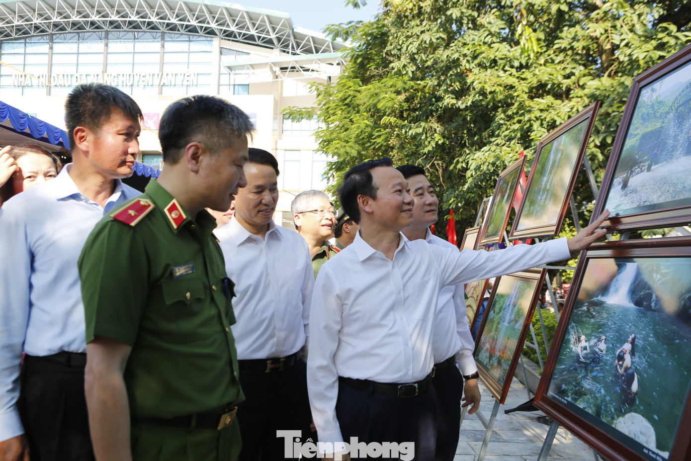 Tham quan triển lãm ảnh Văn Yên miền đất quế. Tham quan triển lãm ảnh Văn Yên miền đất quế.
