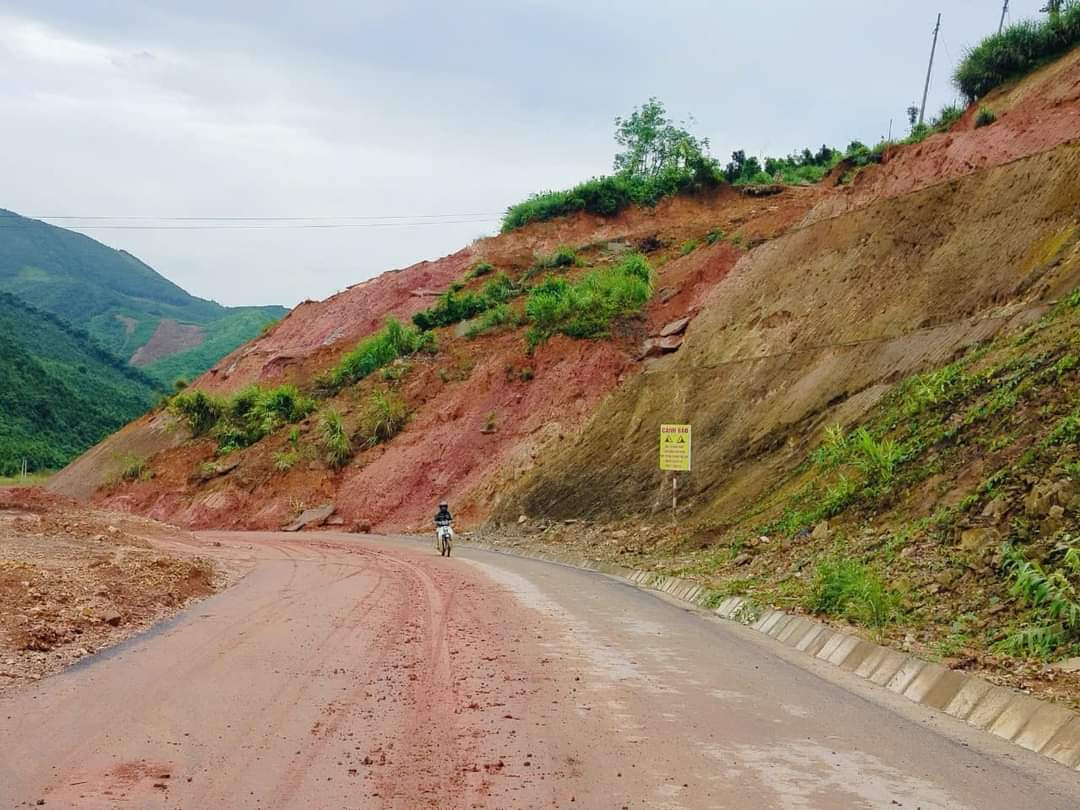 Một số vị trí đường bị sạt lở.