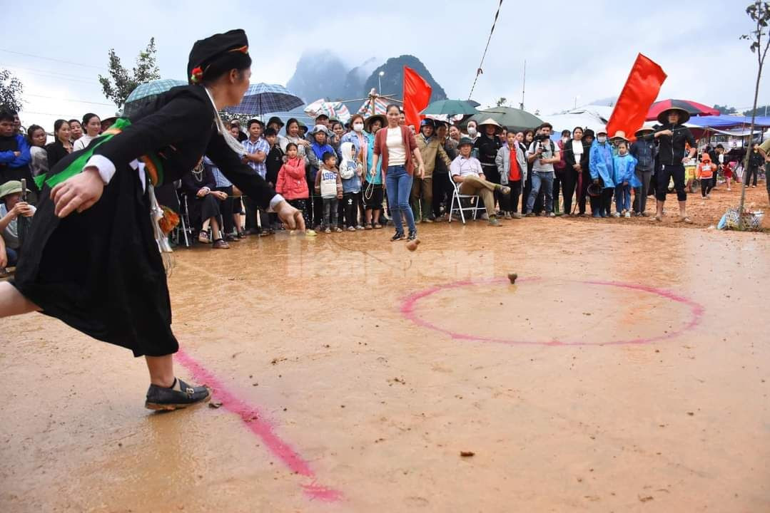 Các trò chơi truyền thống như đánh quay, vá yến, đi cà kheo, đan lát...