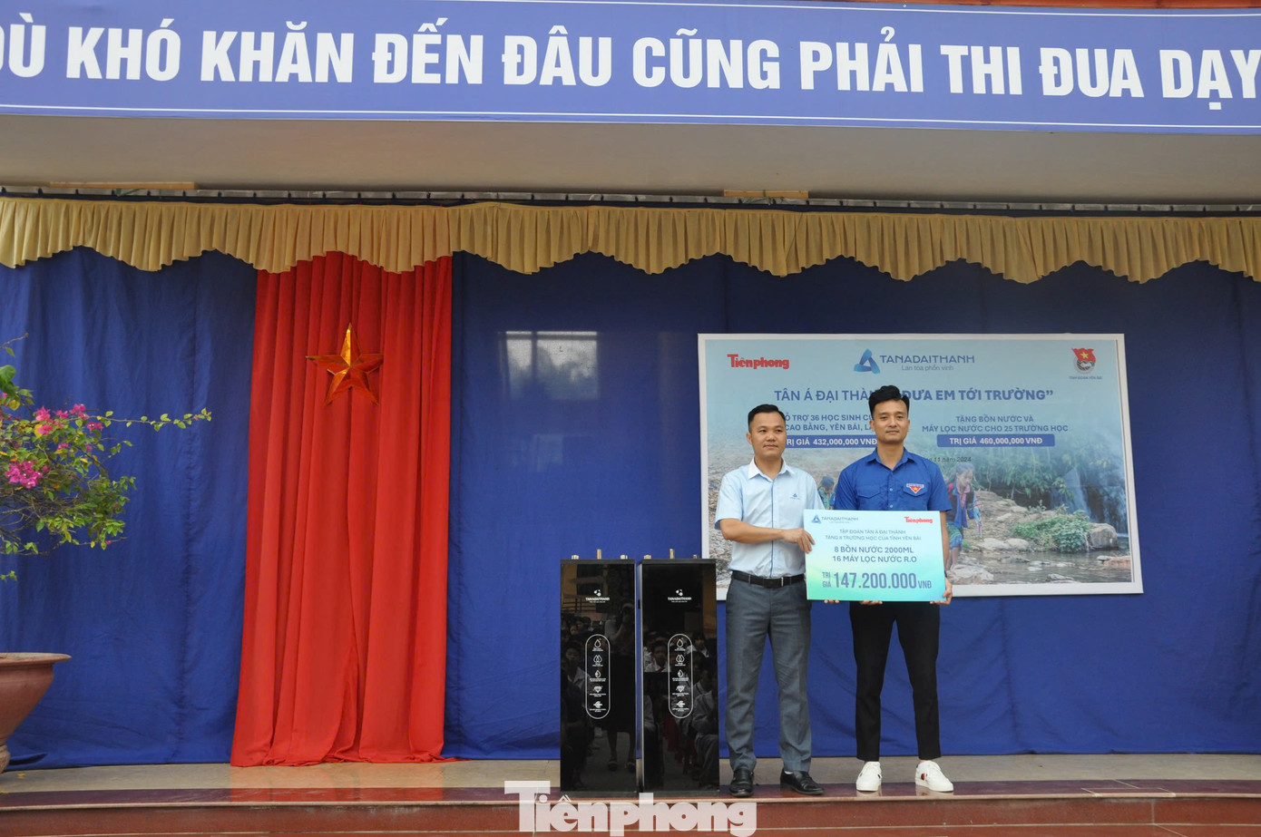 Ông Phạm Văn Trọng - Giám đốc kinh doanh khu vực Tây Bắc, Tập đoàn Tân Á Đại Thành trao biển hỗ trợ cho lãnh đạo Tỉnh Đoàn Yên Bái. Ông Phạm Văn Trọng - Giám đốc kinh doanh khu vực Tây Bắc, Tập đoàn Tân Á Đại Thành trao biển hỗ trợ cho lãnh đạo Tỉnh Đoàn Yên Bái.