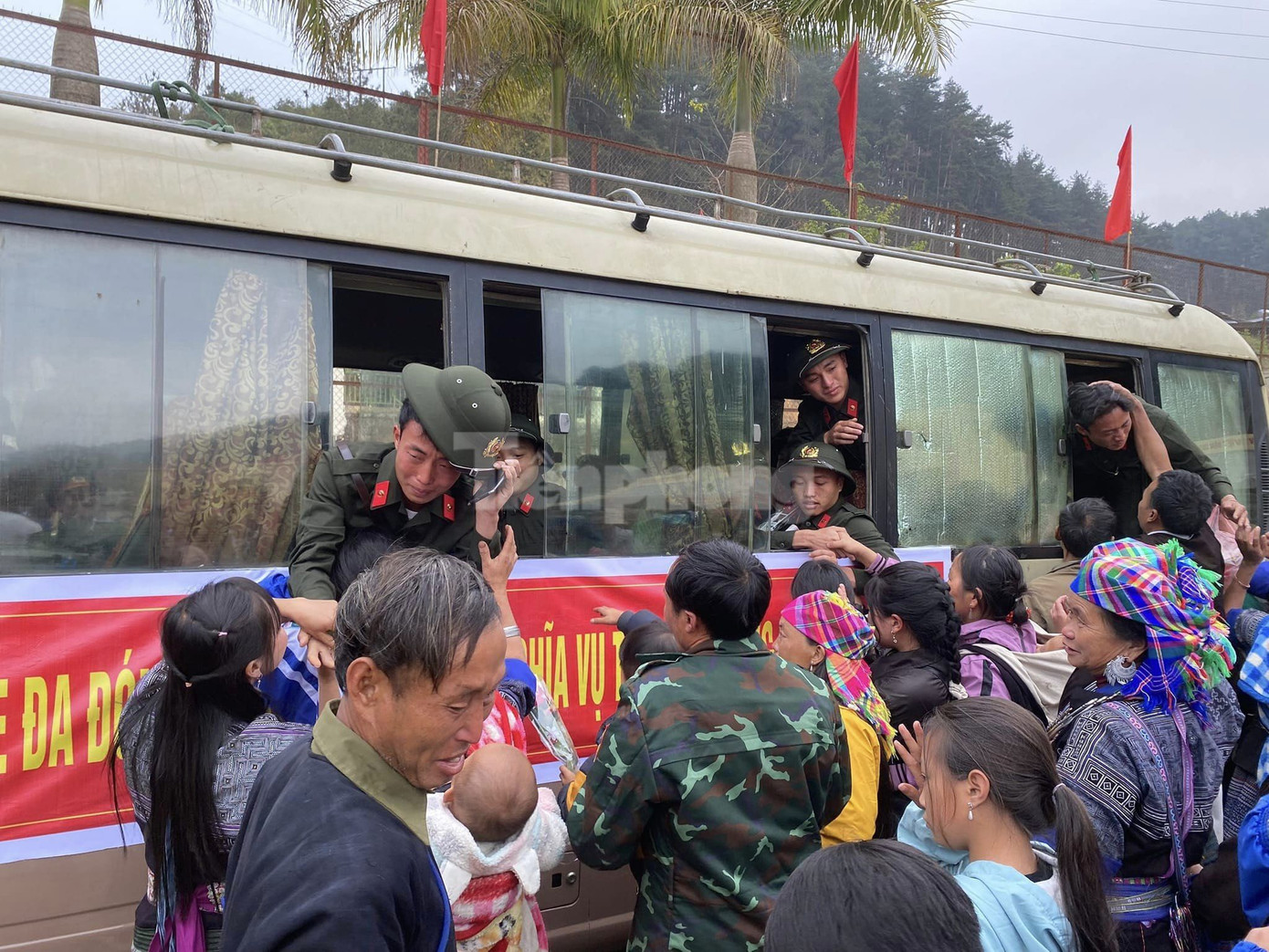 Những chàng trai mạnh mẽ gạt nước mắt, chia tay người thân để vững bước lên đường nhập ngũ.