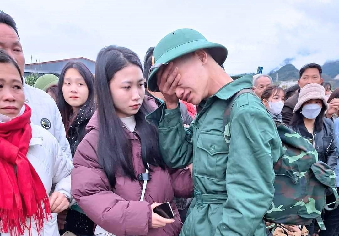 Trong số hơn 200 tân binh của huyện Văn Yên lên đường nhập ngũ lần này, tân binh Triệu Toàn Khé ở xã Xuân Tầm là một trong những người có nhiều cảm xúc nhất bởi anh sẽ phải nén nỗi nhớ cậu con trai thứ hai vừa được hơn một tháng tuổi để lên đường tòng quân. Sau cái ôm chào tạm biệt vợ và hai con, tân binh người Dao bịn rịn dặn dò vợ ở nhà cố gắng chăm sóc con thay mình.