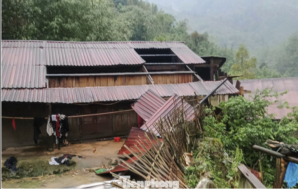 Mưa đá kèm dông lốc cũng khiến nhiều ngôi nhà tại Lào Cai bị tốc mái, hư hỏng.