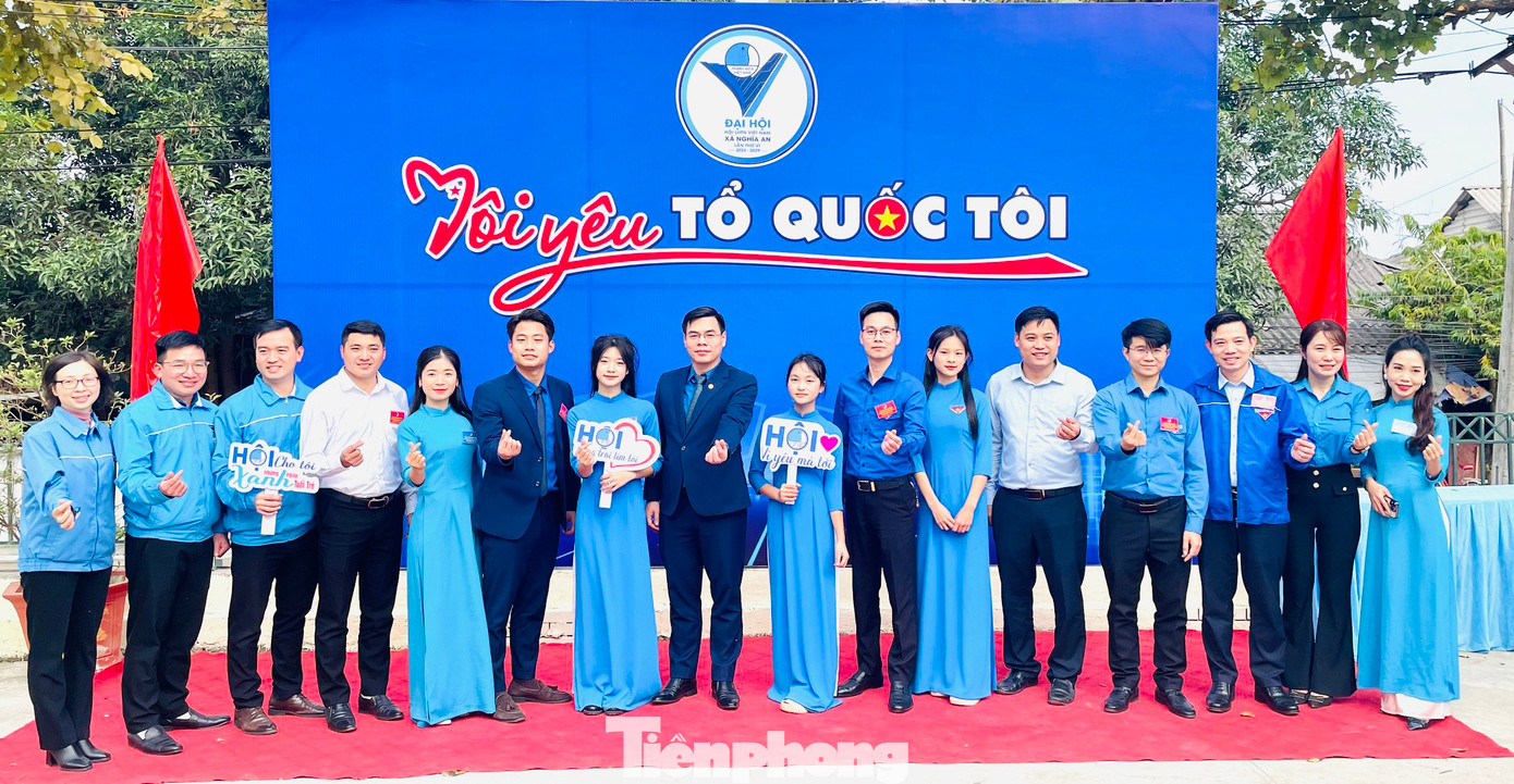 Các đại biểu chụp ảnh lưu niệm bên lề đại hội.