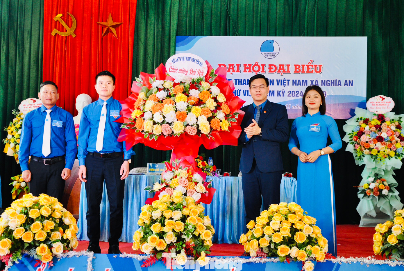 Anh Hà Đức Hải - Bí thư Tỉnh Đoàn, Chủ tịch Hội LHTN Việt Nam tỉnh Yên Bái tặng hoa chúc mừng Đại hội.