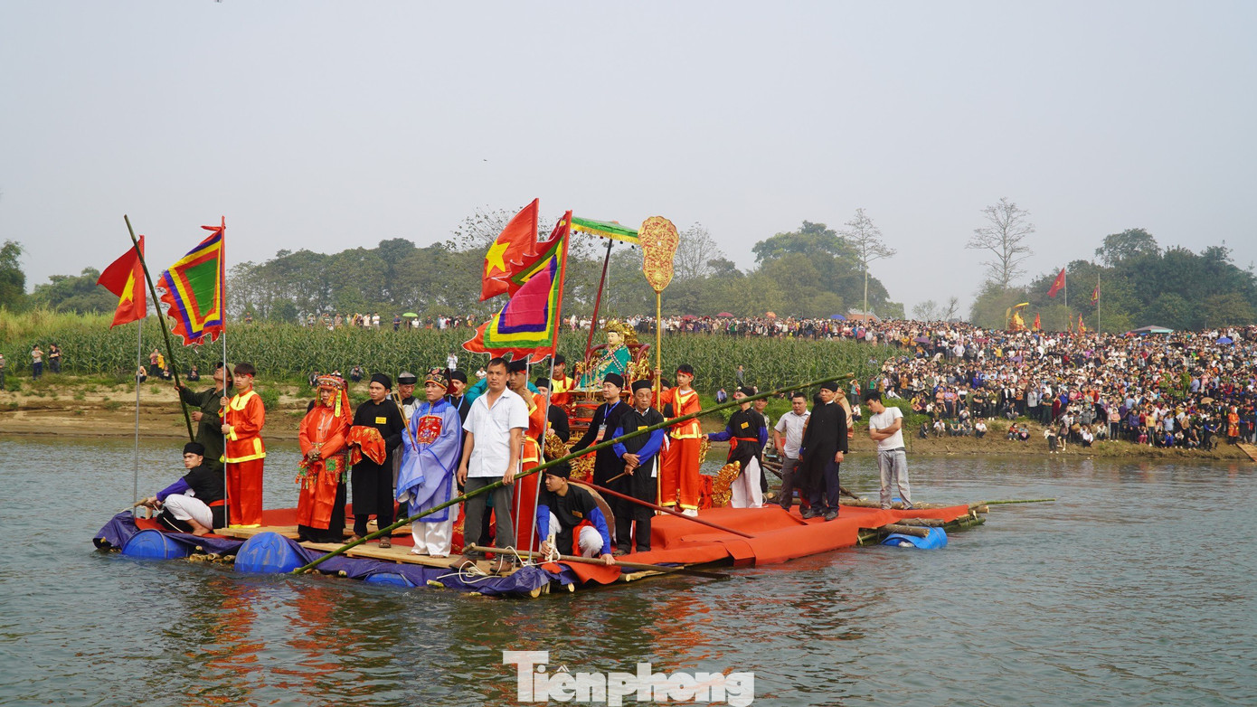 Tại đây, thầy Mo thực hiện nghi lễ cuối cùng là đóng cửa cung cấm và cửa chính của đền kết thúc lễ hội đầu xuân của đền Đông Cuông.
