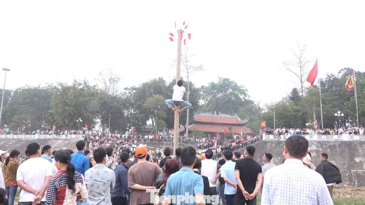 Bên cạnh phần lễ, khi đến Lễ hội đền Đông Cuông năm 2024, du khách còn được tham gia trải nghiệm các trò chơi dân gian truyền thống của dân tộc như leo cột, kéo co, đẩy gậy...