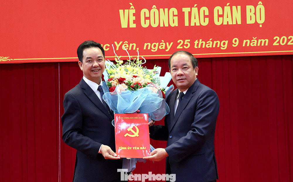 Phó Bí thư Thường trực Tỉnh ủy Tạ Văn Long trao Quyết định chuẩn y cho ông Đinh Khắc Yên giữ chức Bí thư Huyện ủy Lục Yên, nhiệm kỳ 2020 – 2025.
