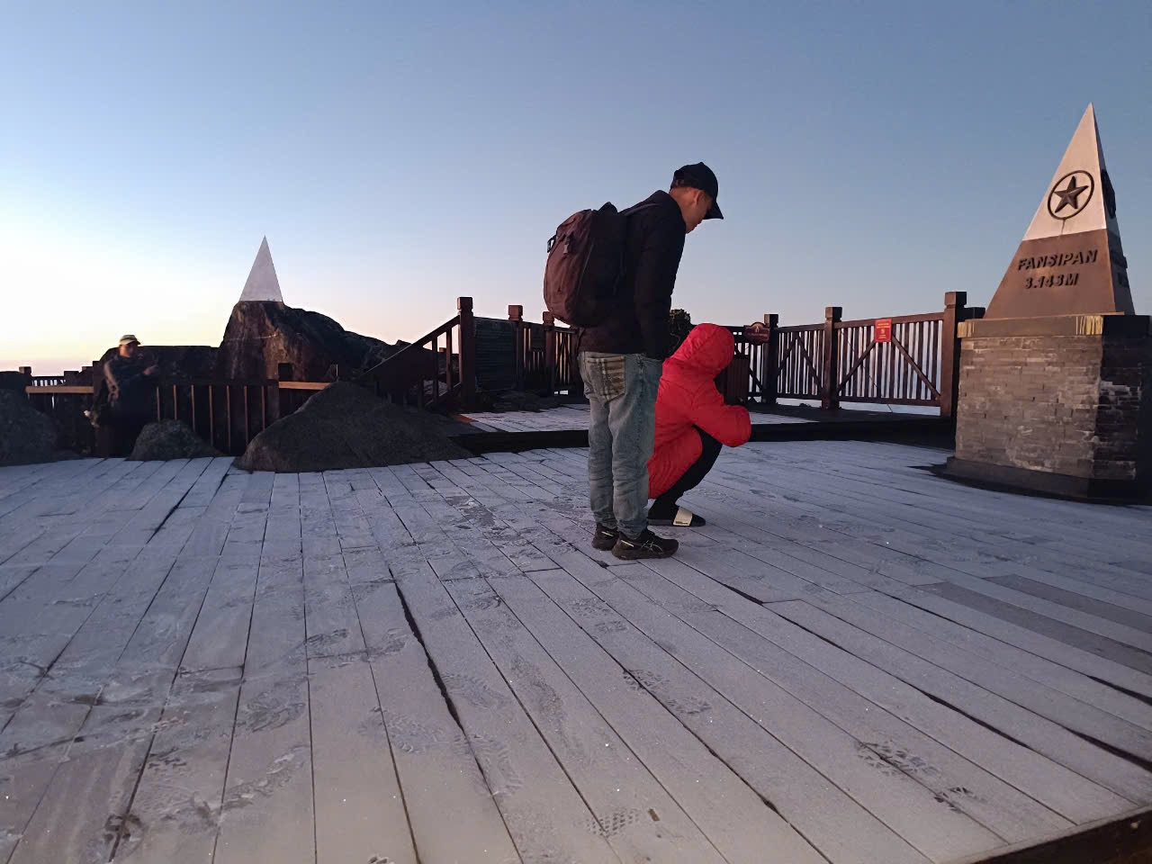 Du khách thích thú khám phá lớp băng mỏng phủ trắng đỉnh Fansipan sáng 23/11.
