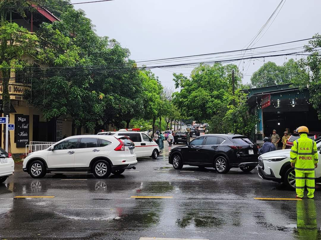 Từ sáng sớm, lực lượng chức năng được bố trí xung quanh trụ sở TAND tỉnh Lào Cai để triển khai phương án đảm bảo an ninh trật tự, hướng dẫn, kiểm soát người và phương tiện vào tham dự phiên tòa.