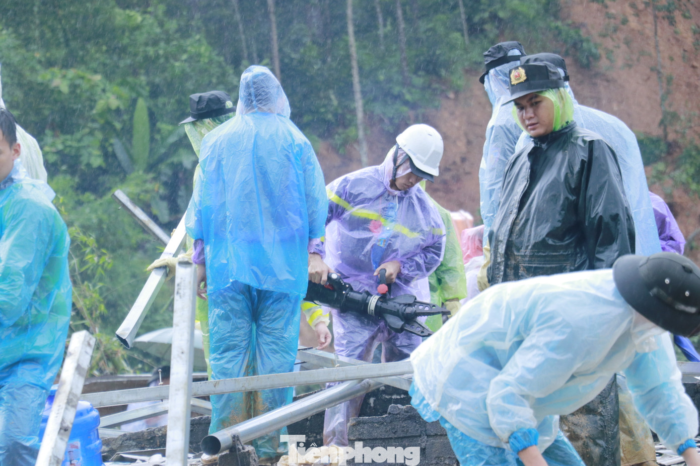 Trong cả sáng 1/10, mưa lớn kéo dài, các chiến sĩ bộ đội, công an, dân quân vẫn tích cực tìm kiếm người bị mất tích.