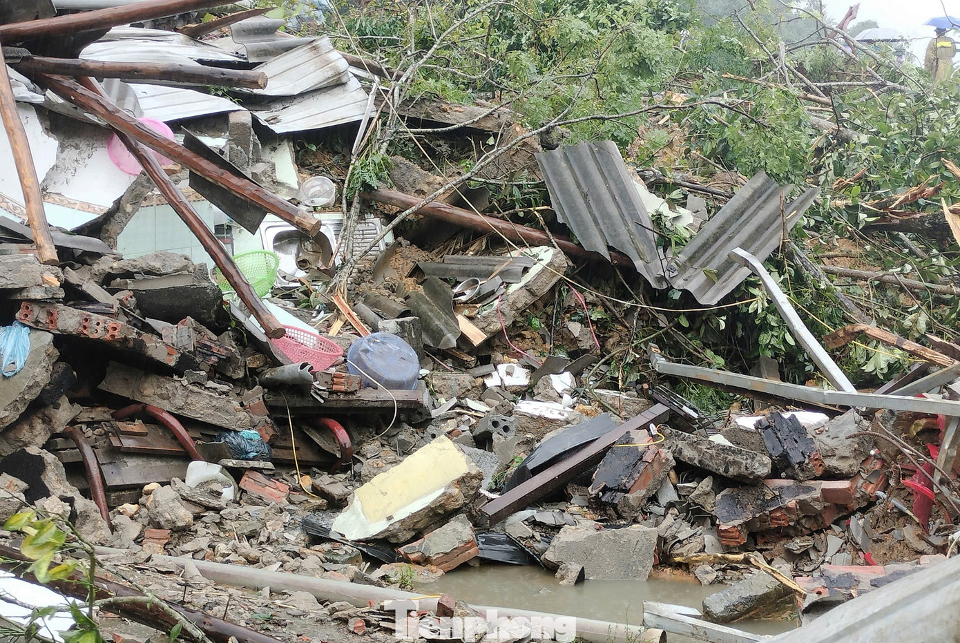 Trong đó, riêng điểm sạt lở tại km49, quốc lộ 2 làm 3 người chết, 3 người mất tích và 8 người bị thương.