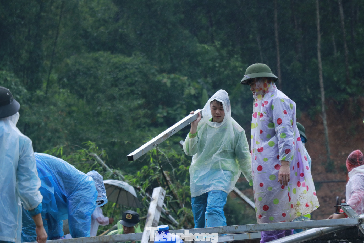 Thượng tá Đỗ Bình Định - Chỉ huy trưởng Ban CHQS huyện Bắc Quang, cho biết, ngày hôm nay, đơn vị sẽ cân đối, tổ chức lại lực lượng, theo hướng vừa tập trung ưu tiên cho hoạt động tham gia tìm kiếm nạn nhân mất tích tại thôn Nậm Buông. Đồng thời, nắm chắc tình hình, sẵn sàng phương án tổ chức lực lượng cơ động ứng phó với các địa điểm có nguy cơ xảy ra sạt lở, lũ quét khác trên địa bàn toàn huyện.