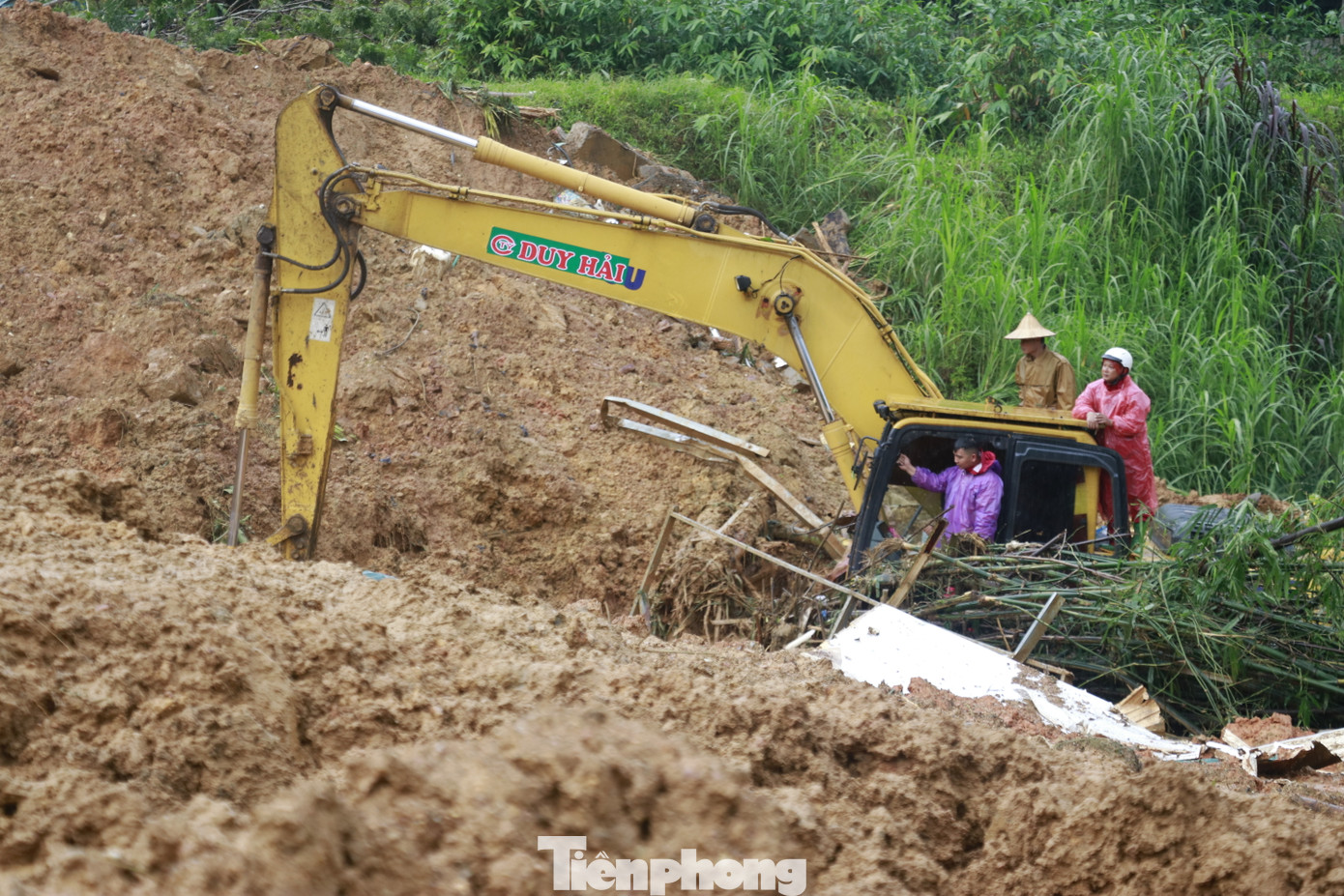 Lực lượng chức năng huy động thêm máy xúc chia làm 2 hướng, triển khai các hoạt động dọn dẹp hiện trường, san gạt đất đá, nhanh chóng thông tuyến các đoạn đường giao thông đang bị đất đá gây ách tắc, nhất là trên tuyến quốc lộ 2. Một bộ phận tập trung hoạt động tìm kiếm nạn nhân mất tích tại Km49, thôn Nậm Buông, nơi được xác định vẫn còn 2 nạn nhân bị đất đá vùi lấp, chưa tìm thấy.