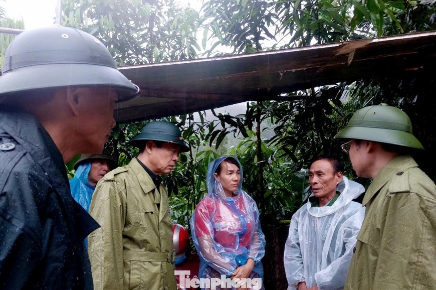 Ông Nguyễn Văn Sơn - Chủ tịch UBND tỉnh Hà Giang, trực tiếp đến hiện trường chỉ đạo công tác tìm kiếm nạn nhân mất tích, khắc phục hậu quả vụ sạt lở đất và động viên thân nhân những gia đình có người mất tích.