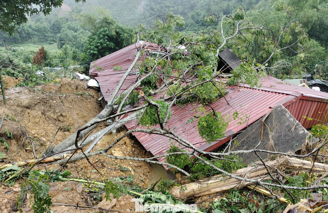 Theo ông Phùng Viết Vinh - Chủ tịch UBND huyện Bắc Quang, đến hết ngày 30/9, các vụ sạt lở đất, lũ quét trên địa bàn huyện đã gây thương vong 15 người, trong đó làm chết 3 người chết, 3 người mất tích, 9 người bị thương.