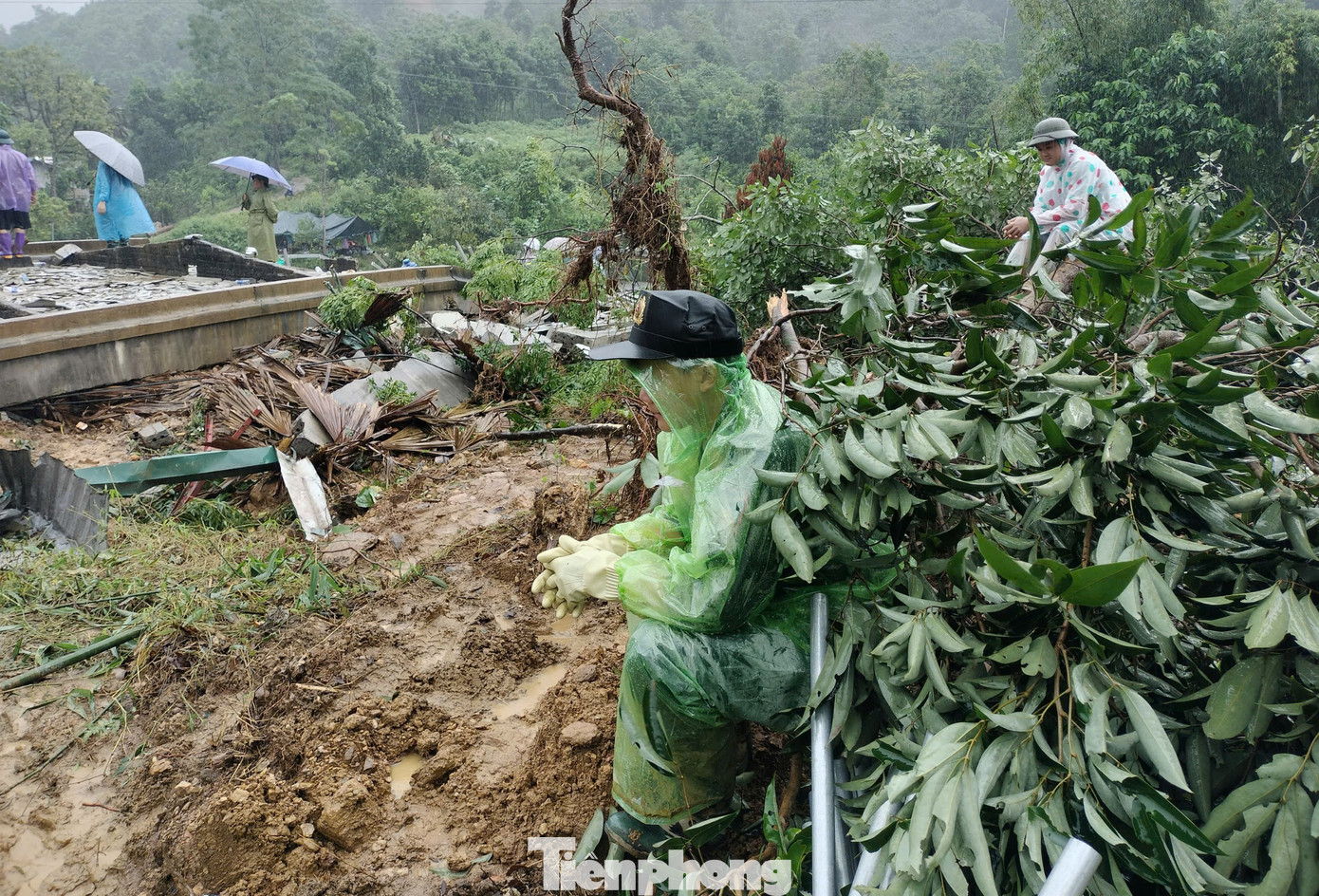 Các chiến sĩ bám hiện trường, dọn bùn đất, cây cối để tìm người mất tích và thông tuyến quốc lộ 2.