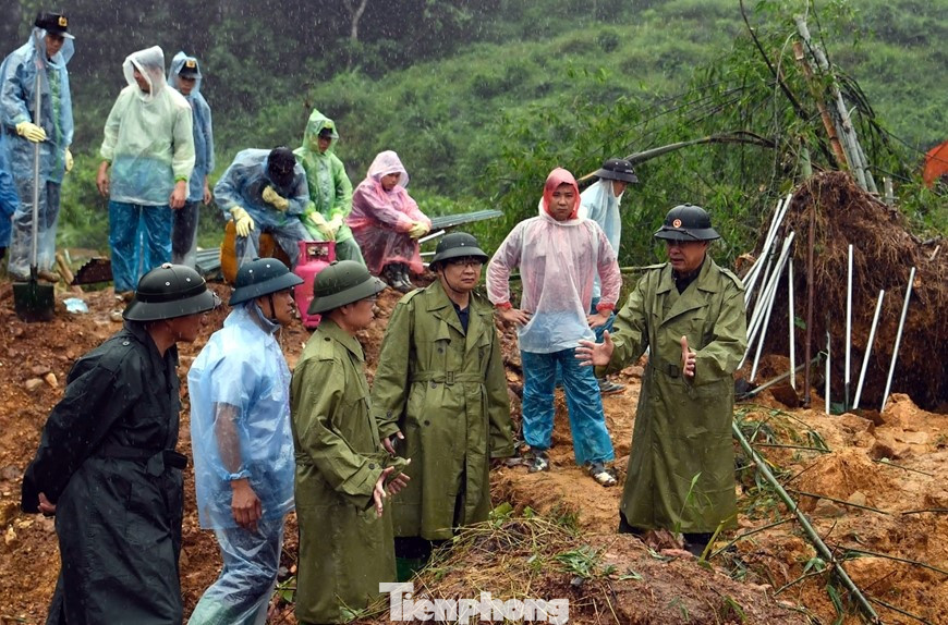 Ông Nguyễn Văn Sơn - Chủ tịch UBND tỉnh Hà Giang, trực tiếp đến hiện trường chỉ đạo công tác tìm kiếm nạn nhân mất tích, khắc phục hậu quả vụ sạt lở đất và động viên thân nhân những gia đình có người mất tích.