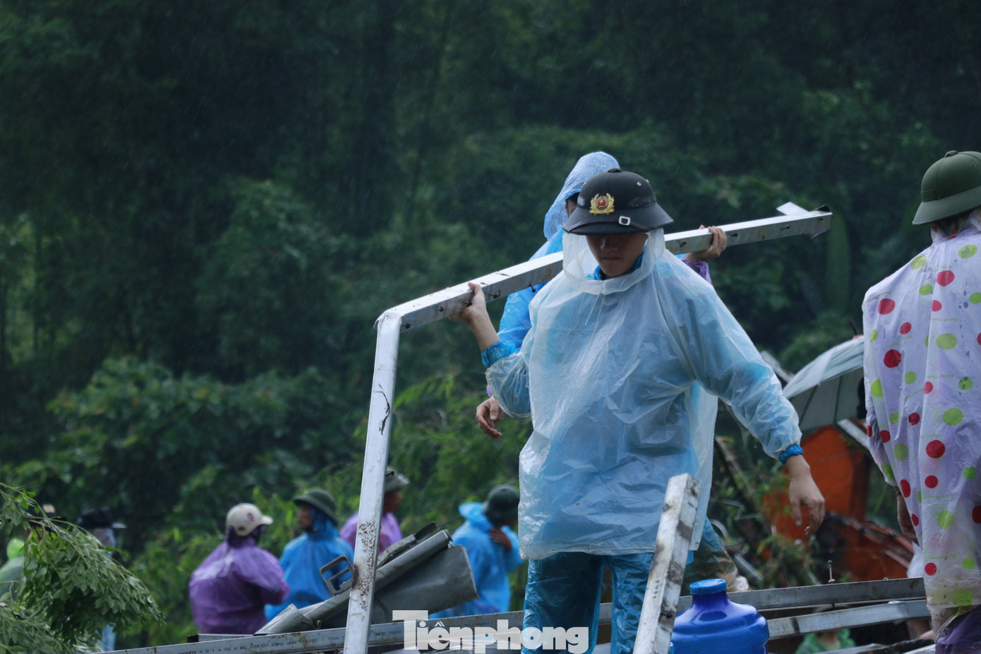 Thượng tá Đỗ Bình Định - Chỉ huy trưởng Ban CHQS huyện Bắc Quang, cho biết, ngày hôm nay, đơn vị sẽ cân đối, tổ chức lại lực lượng, theo hướng vừa tập trung ưu tiên cho hoạt động tham gia tìm kiếm nạn nhân mất tích tại thôn Nậm Buông. Đồng thời, nắm chắc tình hình, sẵn sàng phương án tổ chức lực lượng cơ động ứng phó với các địa điểm có nguy cơ xảy ra sạt lở, lũ quét khác trên địa bàn toàn huyện.