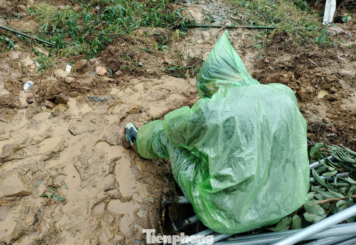 Các chiến sĩ bám hiện trường, dọn bùn đất, cây cối để tìm người mất tích và thông tuyến quốc lộ 2.