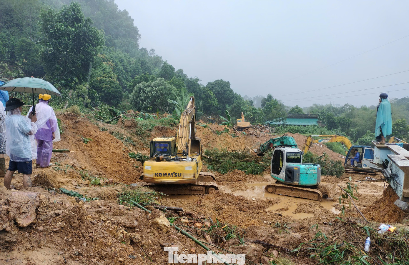 Lực lượng chức năng huy động thêm máy xúc chia làm 2 hướng, triển khai các hoạt động dọn dẹp hiện trường, san gạt đất đá, nhanh chóng thông tuyến các đoạn đường giao thông đang bị đất đá gây ách tắc, nhất là trên tuyến quốc lộ 2. Một bộ phận tập trung hoạt động tìm kiếm nạn nhân mất tích tại Km49, thôn Nậm Buông, nơi được xác định vẫn còn 2 nạn nhân bị đất đá vùi lấp, chưa tìm thấy.