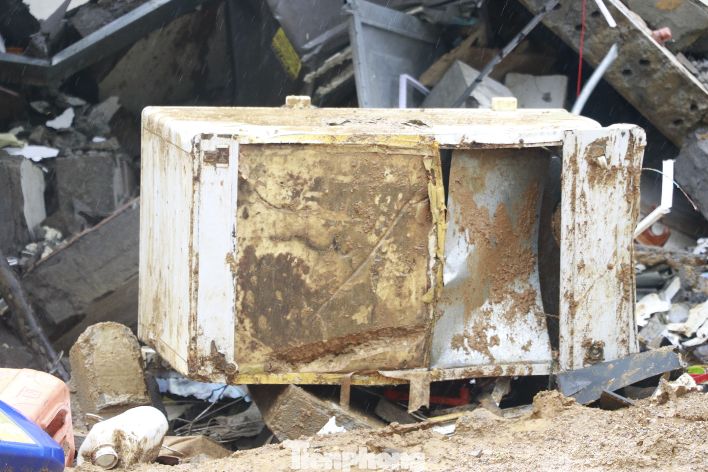 Trong đó, riêng điểm sạt lở tại km49, quốc lộ 2 làm 3 người chết, 3 người mất tích và 8 người bị thương.