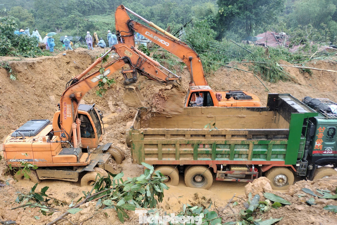 Lực lượng chức năng huy động thêm máy xúc chia làm 2 hướng, triển khai các hoạt động dọn dẹp hiện trường, san gạt đất đá, nhanh chóng thông tuyến các đoạn đường giao thông đang bị đất đá gây ách tắc, nhất là trên tuyến quốc lộ 2. Một bộ phận tập trung hoạt động tìm kiếm nạn nhân mất tích tại Km49, thôn Nậm Buông, nơi được xác định vẫn còn 2 nạn nhân bị đất đá vùi lấp, chưa tìm thấy.