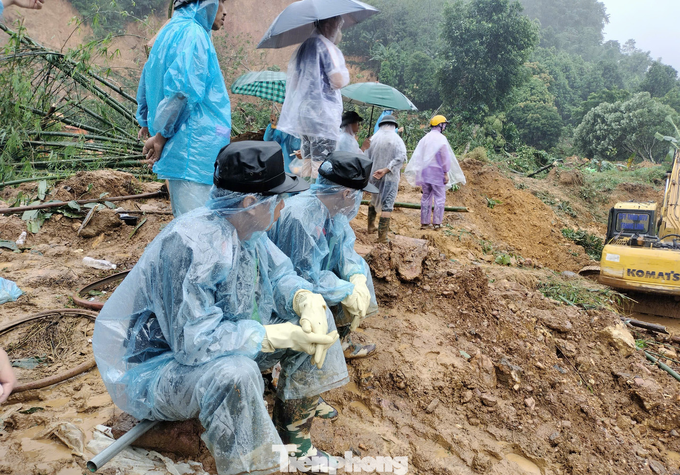 Các chiến sĩ bám hiện trường, dọn bùn đất, cây cối để tìm người mất tích và thông tuyến quốc lộ 2.