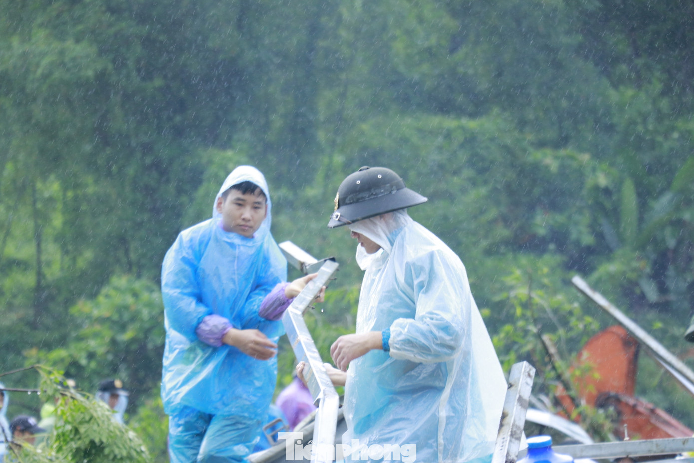 Trong cả sáng 1/10, mưa lớn kéo dài, các chiến sĩ bộ đội, công an, dân quân vẫn tích cực tìm kiếm người bị mất tích.