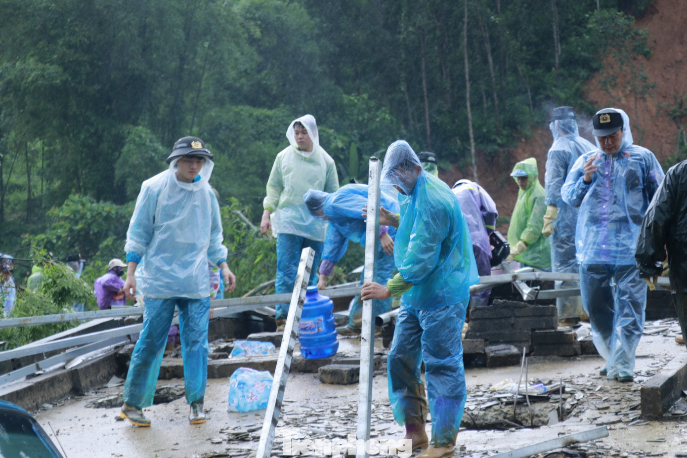 Thượng tá Đỗ Bình Định - Chỉ huy trưởng Ban CHQS huyện Bắc Quang, cho biết, ngày hôm nay, đơn vị sẽ cân đối, tổ chức lại lực lượng, theo hướng vừa tập trung ưu tiên cho hoạt động tham gia tìm kiếm nạn nhân mất tích tại thôn Nậm Buông. Đồng thời, nắm chắc tình hình, sẵn sàng phương án tổ chức lực lượng cơ động ứng phó với các địa điểm có nguy cơ xảy ra sạt lở, lũ quét khác trên địa bàn toàn huyện.