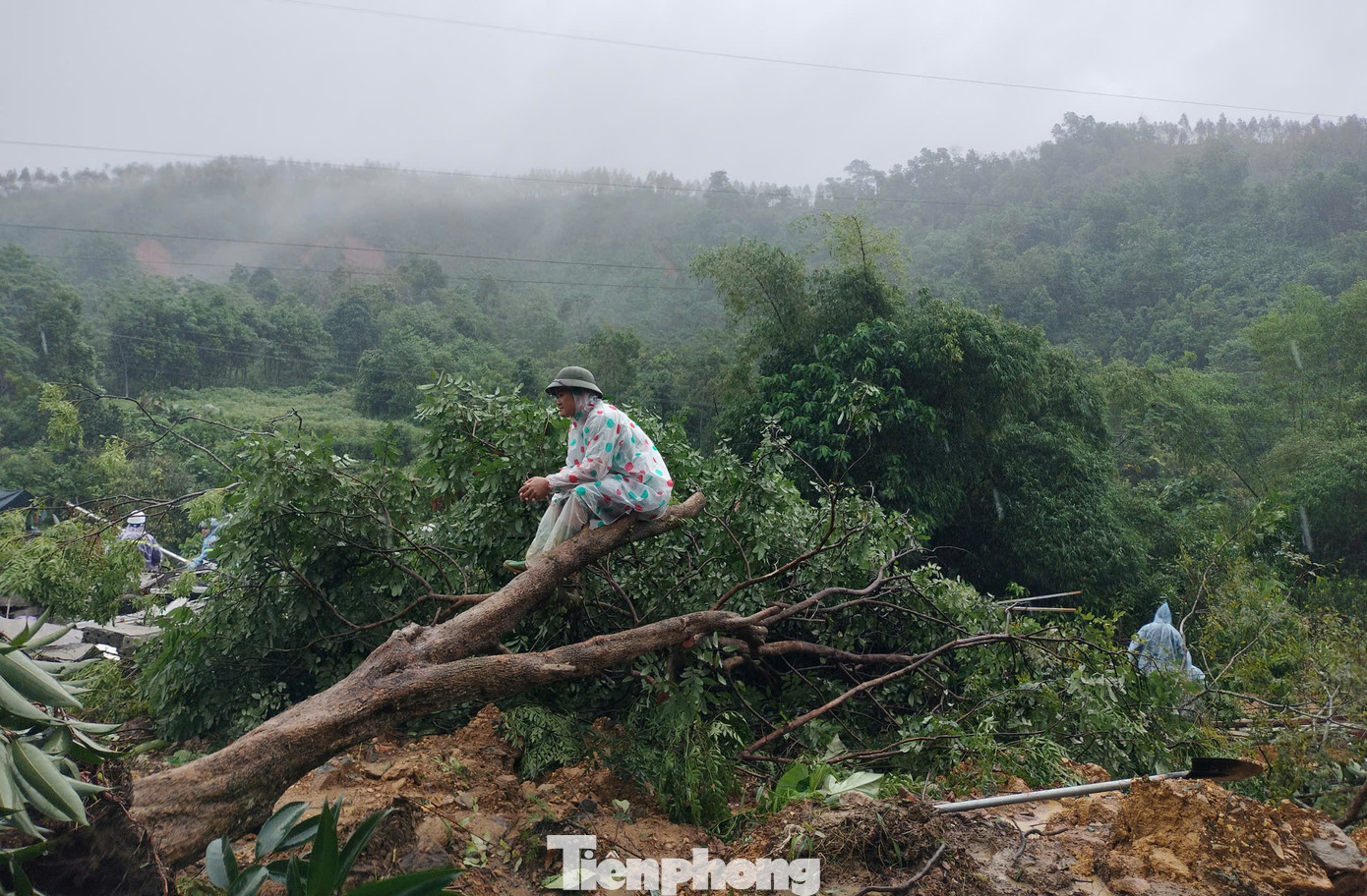 Các chiến sĩ bám hiện trường, dọn bùn đất, cây cối để tìm người mất tích và thông tuyến quốc lộ 2.