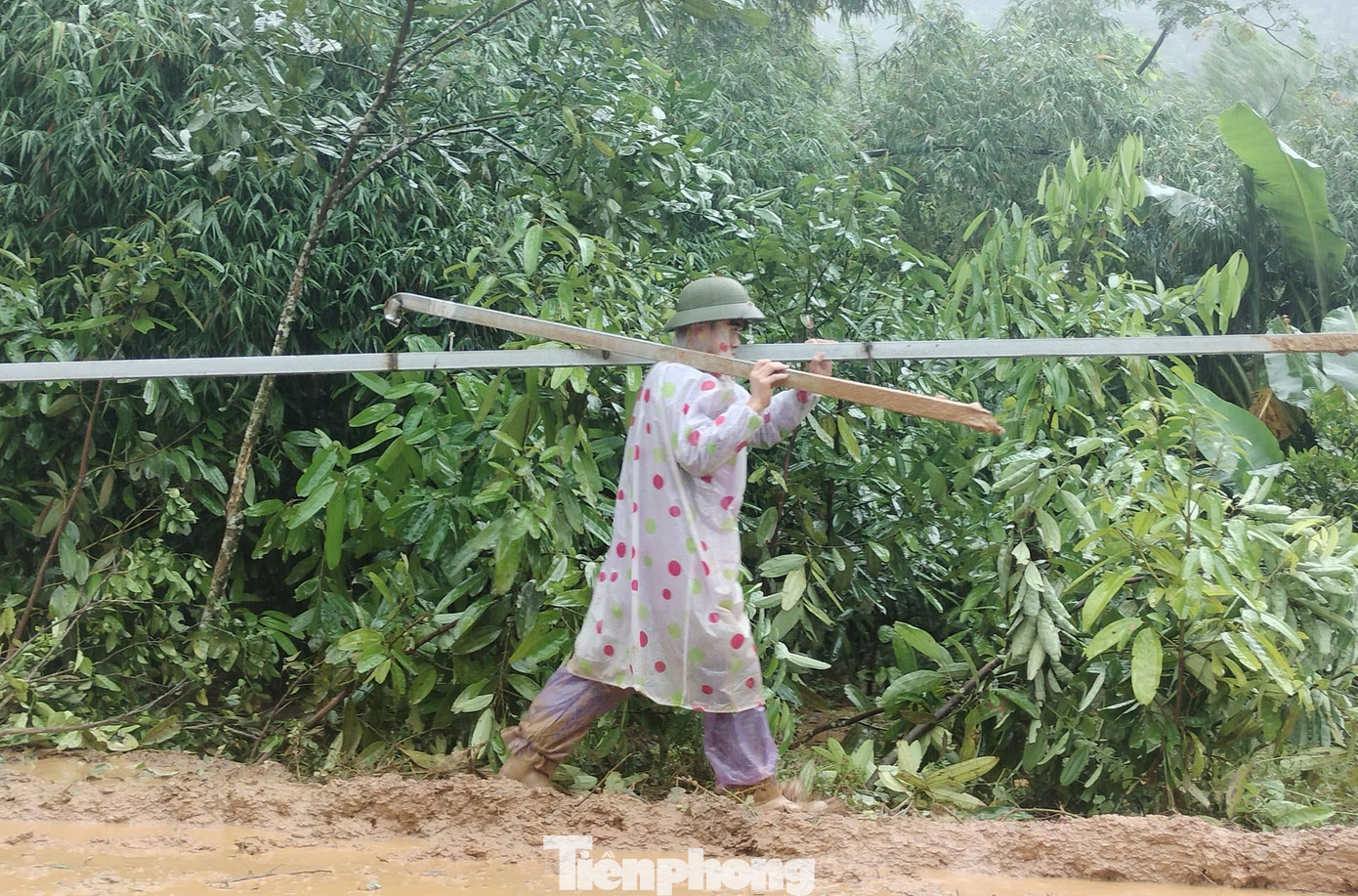 Theo ông Định, những ngày vừa qua, mưa lớn kéo dài khiến nhiều khu vực trên địa bàn nằm trong mức “cảnh báo” nguy cơ có thể xảy ra sạt lở đất. Trong khi lực lượng cán bộ, chiến sĩ tại chỗ mỏng, vì vậy, Đảng ủy, chỉ huy đơn vị đã bàn bạc, thống nhất triển khai các phương án khác nhau để sẵn sàng ứng phó với mọi tình huống bất ngờ xảy ra.