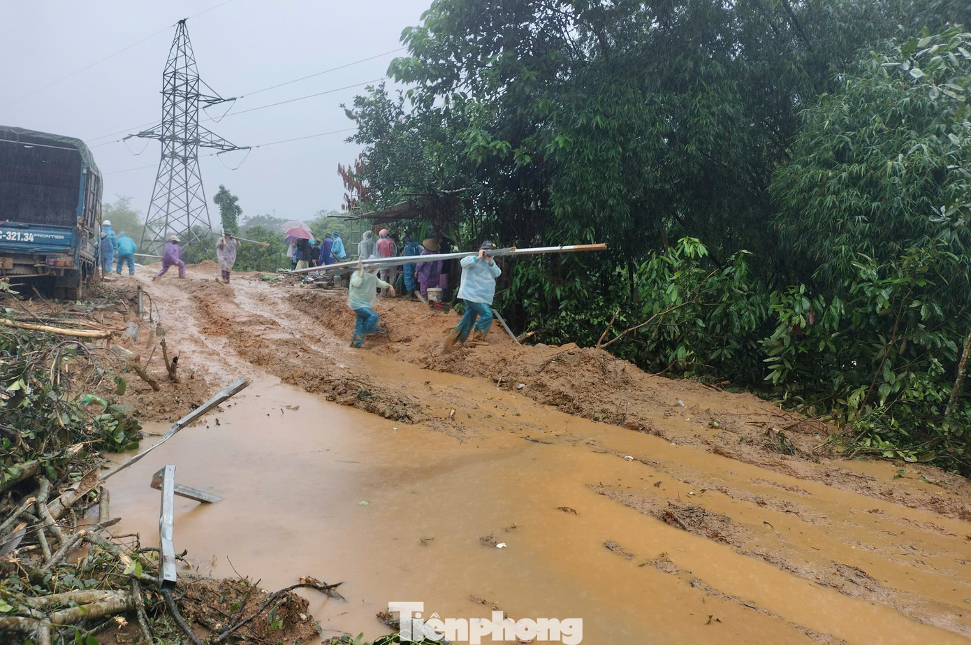 Theo ông Định, những ngày vừa qua, mưa lớn kéo dài khiến nhiều khu vực trên địa bàn nằm trong mức “cảnh báo” nguy cơ có thể xảy ra sạt lở đất. Trong khi lực lượng cán bộ, chiến sĩ tại chỗ mỏng, vì vậy, Đảng ủy, chỉ huy đơn vị đã bàn bạc, thống nhất triển khai các phương án khác nhau để sẵn sàng ứng phó với mọi tình huống bất ngờ xảy ra.