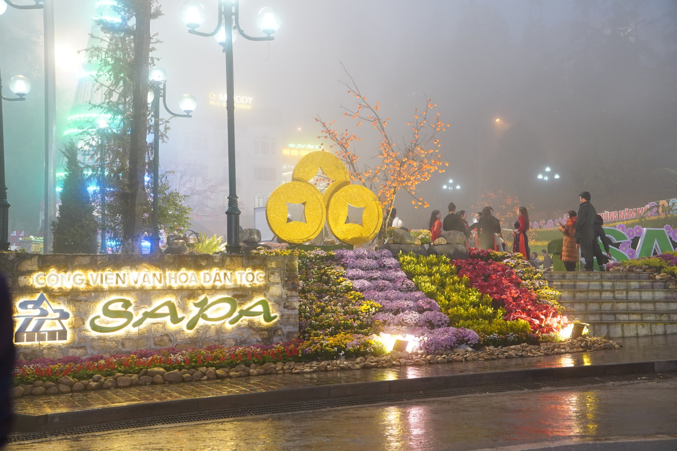 Chị Đinh Thị Thu Trà (du khách đến từ Vĩnh Phúc) chia sẻ, dù thời tiết lạnh hơn nhiều so với dự tính, nhưng cả gia đình đều rất háo hứng chờ đến màn bắn pháo hoa chào đón năm mới, mong mọi điều tốt đẹp, bình yên đến với mọi người. Chị Đinh Thị Thu Trà (du khách đến từ Vĩnh Phúc) chia sẻ, dù thời tiết lạnh hơn nhiều so với dự tính, nhưng cả gia đình đều rất háo hứng chờ đến màn bắn pháo hoa chào đón năm mới, mong mọi điều tốt đẹp, bình yên đến với mọi người.