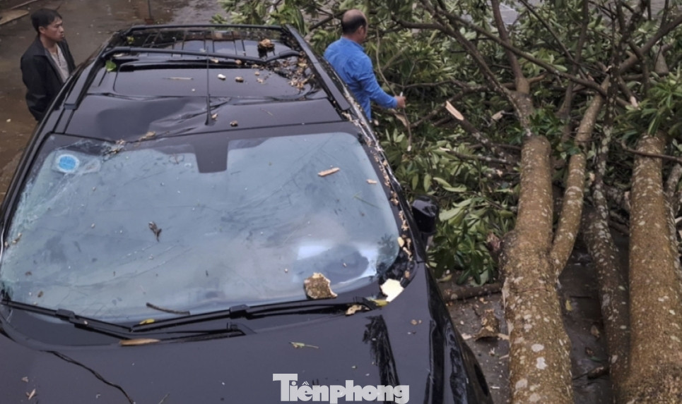 Nhiều tài sản của người dân bị thiệt hại do mưa đá gây ra.