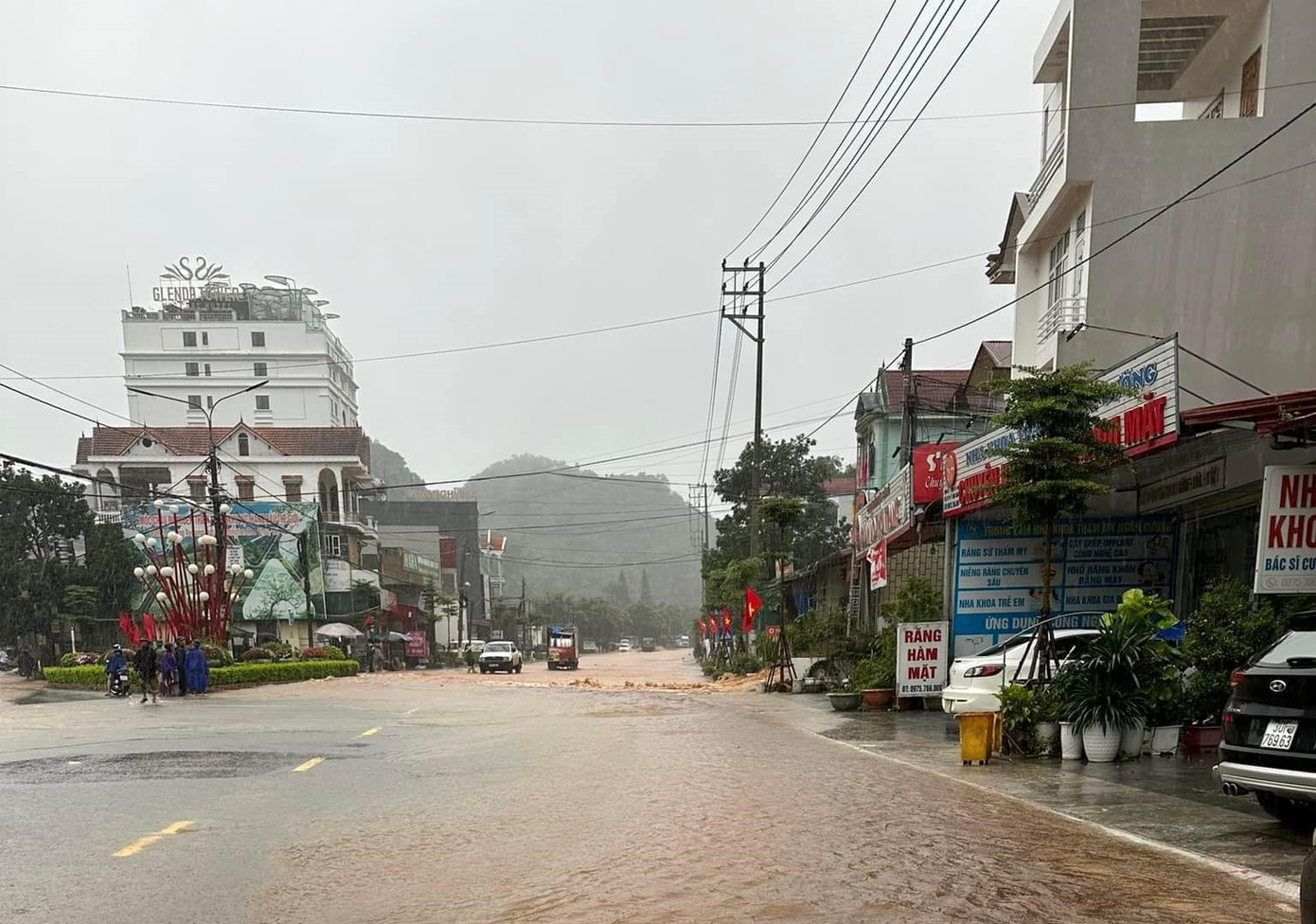 Đặc biệt, nhiều khu dân cư thuộc các tiểu khu 3, 6, 10 và bản Mòn thị trấn Mộc Châu; tiểu khu 12, xã Tân Lập; tiểu khu 70, tiểu khu Bó Bun, tiểu khu 40, thị trấn Nông Trường Mộc Châu; bản Tong Hán, bản Tắt Ngoẵng, xã Chiềng Hắc đang bị ngập lụt; có đoạn nước sâu hàng mét.