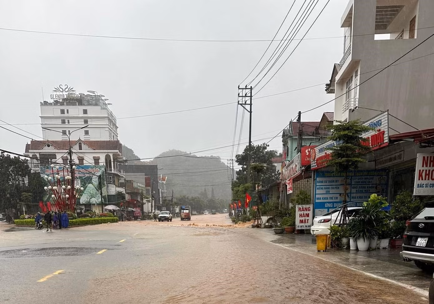 Đặc biệt, nhiều khu dân cư thuộc các tiểu khu 3, 6, 10 và bản Mòn thị trấn Mộc Châu; tiểu khu 12, xã Tân Lập; tiểu khu 70, tiểu khu Bó Bun, tiểu khu 40, thị trấn Nông Trường Mộc Châu; bản Tong Hán, bản Tắt Ngoẵng, xã Chiềng Hắc đang bị ngập lụt; có đoạn nước sâu hàng mét.
