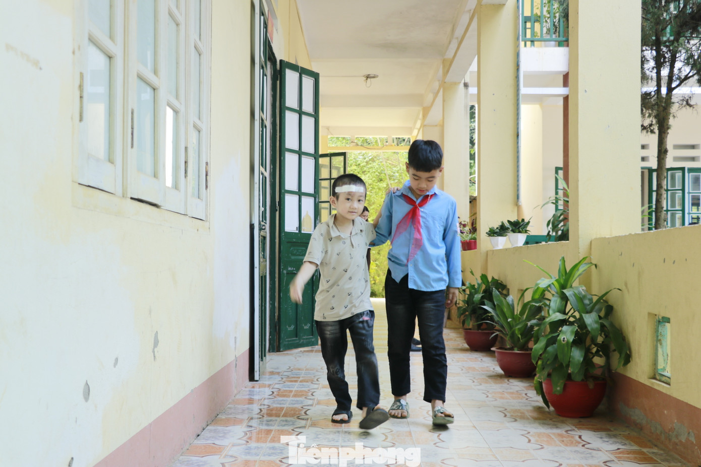 Thầy giáo Nguyễn Văn Phong (chủ nhiệm lớp 2A) cho biết, em Bảo rất thông minh, tiếp thu kiến thức rất nhanh, năm ngoái em tham gia cuộc thi viết chữ đẹp và giành giải. Năm nay, dù mới ra trường, nhưng khi giáo viên phổ biến cuộc thi, em vẫn xung phong tham gia.