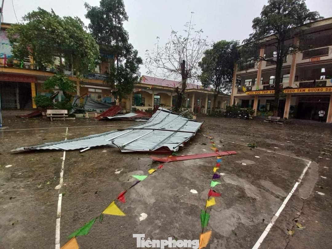 Tại trường PTDTBT tiểu học Du Già, nhiều vị trí mái tôn bị cuốn bay, đổ gãy.