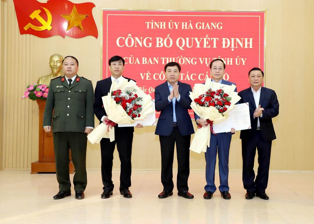 Quyền Bí thư Tỉnh ủy Hà Giang Nguyễn Mạnh Dũng, Trưởng ban Tổ chức Nguyễn Minh Tiến, Giám đốc Công an tỉnh Phan Huy Ngọc chúc mừng ông Lục Thế Hưng, ông Hà Việt Hưng.