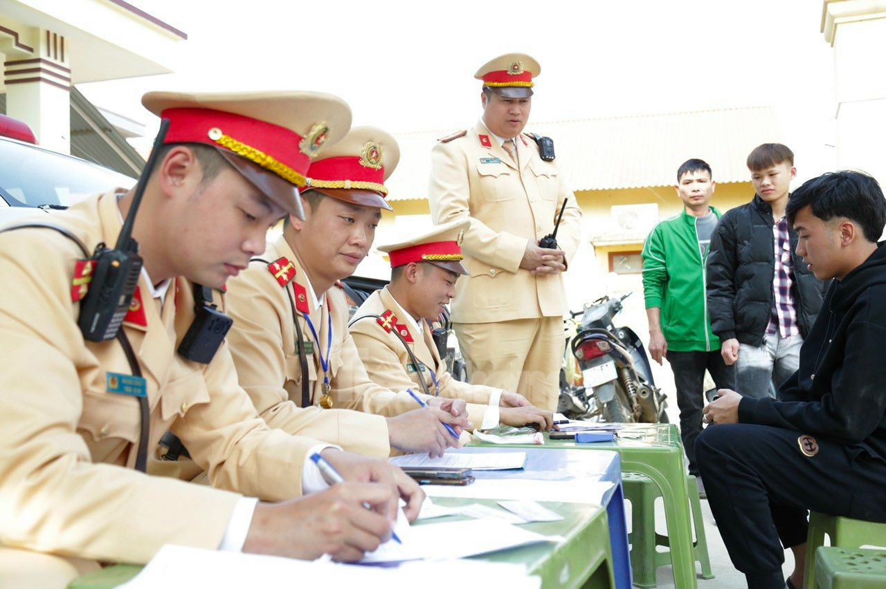 Trình bày với tổ công tác, anh N. cho biết, mùng 3 Tết, anh ăn cơm cùng gia đình và có sử dụng rượu bia.