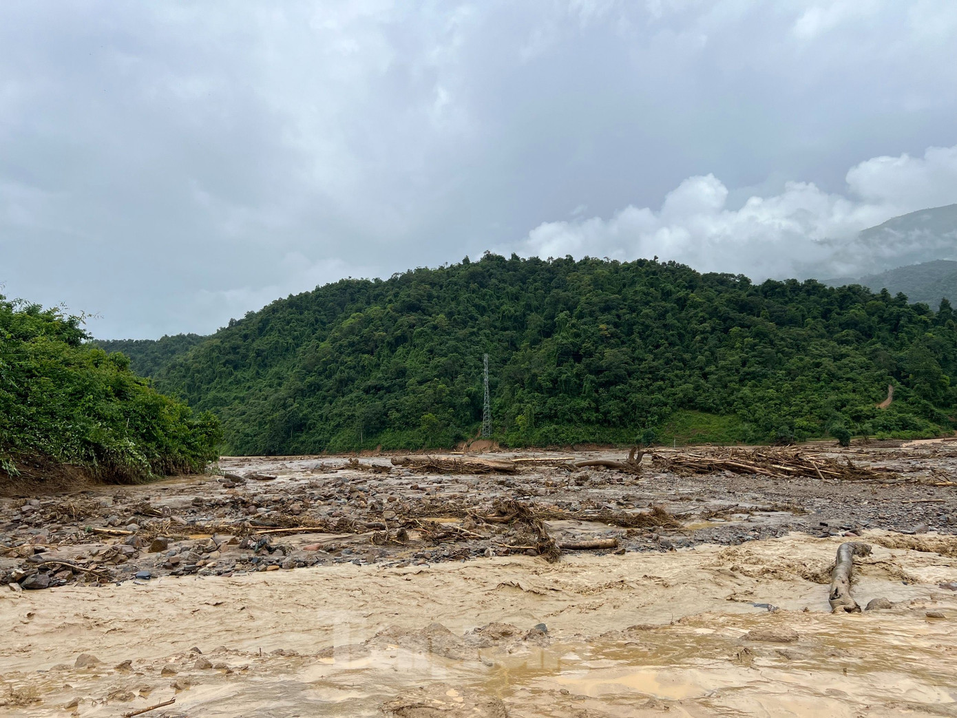 Sau hơn 1 ngày xảy ra thiên tai, đến nay tại xã Mường Pồn vẫn còn 5 người mất tích chưa được tìm thấy. Trong đó, 3 người được xác định mất tích tại khu vực bản Mường Pồn 1 và 2 người mất tích tại khu vực bản Huổi Ké. Công tác khắc phục thiên tai và tìm kiếm cứu nạn vẫn đang được các lực lượng tích cực triển khai.